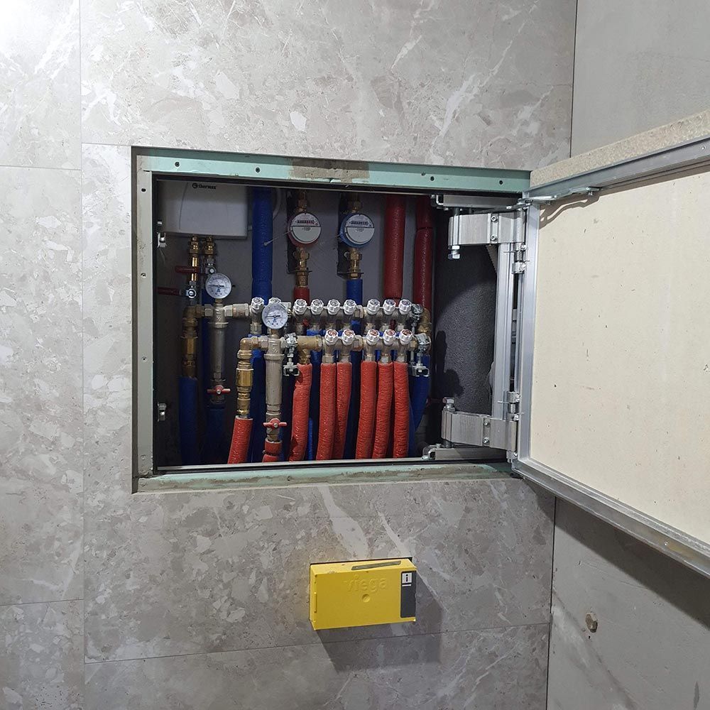 Люк под плитку Мега Алюм 2.0 в открытом положении, облицован плиткой