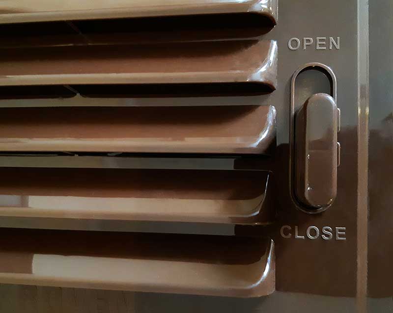 Решетка регулируемая для цоколя 380x270 (коричневая)